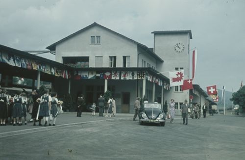 Fotografie, Liestal, 450-Jahrfeier, Gemeindefahnen am Bahnhof