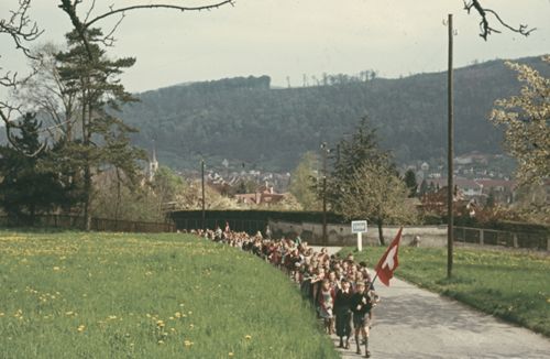Fotografie, Liestal, Marsch zur Gedenkfeier bei der Friedenslinde