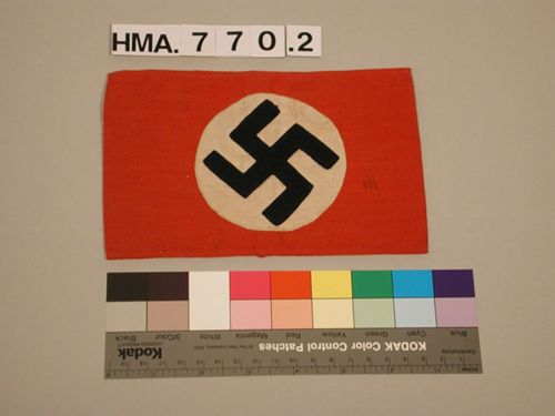 Armbinde mit Hakenkreuz