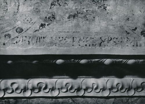 Fotografie, Schlosskirche Spiez, Chorbogen, Schriftfragmente unter Stuck