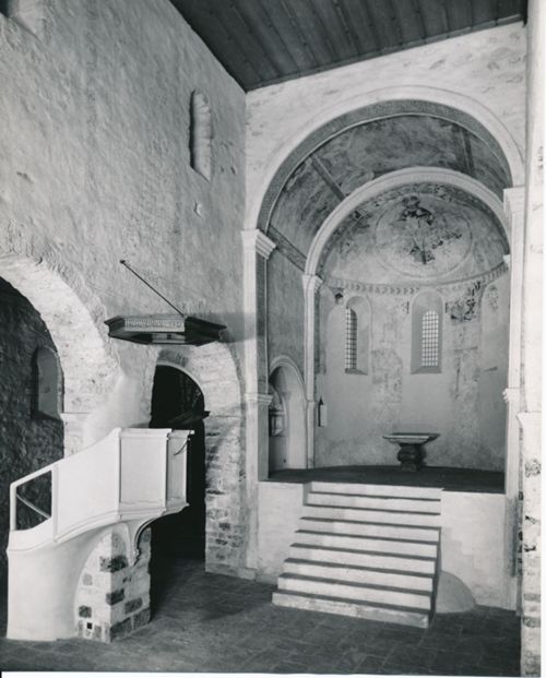 Fotografie, Schlosskirche Spiez, Chor und Kanzel nach der Restaurierung