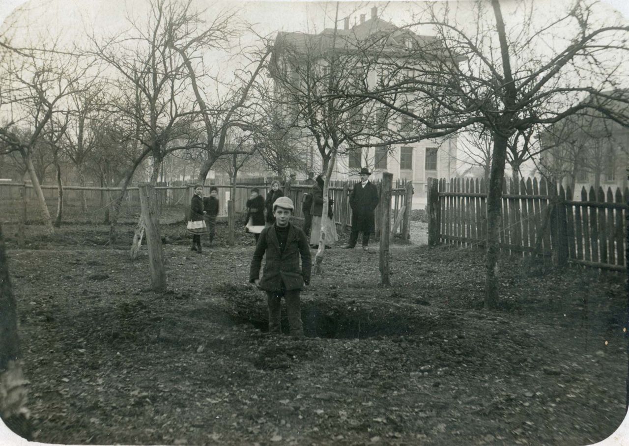 Fotografie, Bombentrichter im Garten der Liegenschaft Hans Balsiger