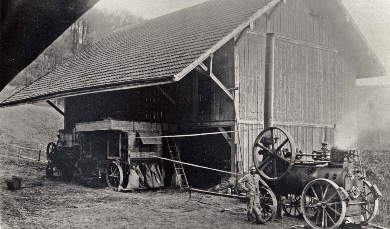Fotografie, Dreschmaschine auf Rütihard-Hof