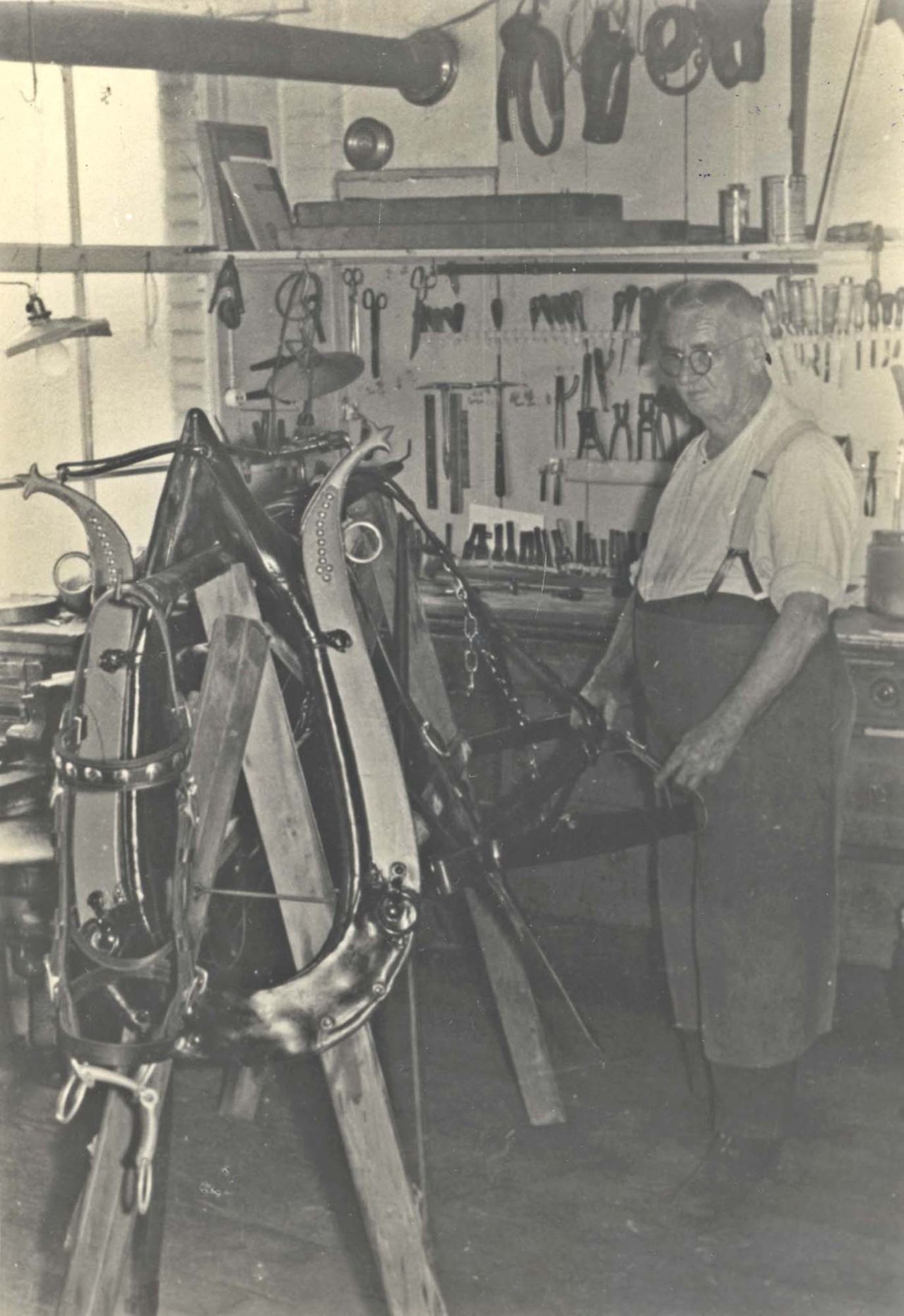 Fotografie, In der Sattlerei Rebmann, Hauptstrasse 49
